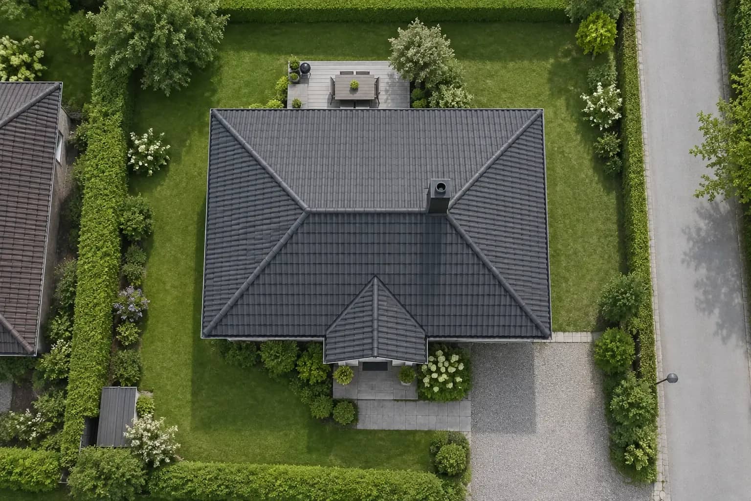 Illustrert flyfoto av et hus med mørkt valmtak, sett rett ovenfra